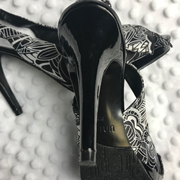 NWOB Unisa Black and White 4in heels, Size 8.5M - Picture 5 of 8
